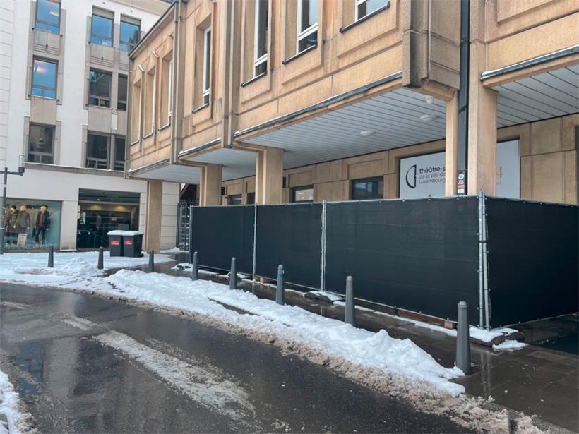 Theaterplaz: Gitter versperren seit Anfang der Woche den Zugang zu dem überdachten Ort, der seit einigen Wochen von einer Gruppe Menschen ohne feste Unterkunft genutzt wurde.
