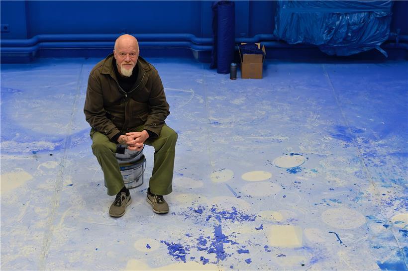 Théid Johanns in dem blauen Raum, in dem die Künstler Eric Mangen und Monique Becker derzeit zusammenarbeiten
