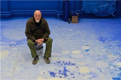 Théid Johanns in dem blauen Raum, in dem die Künstler Eric Mangen und Monique Becker derzeit zusammenarbeiten
