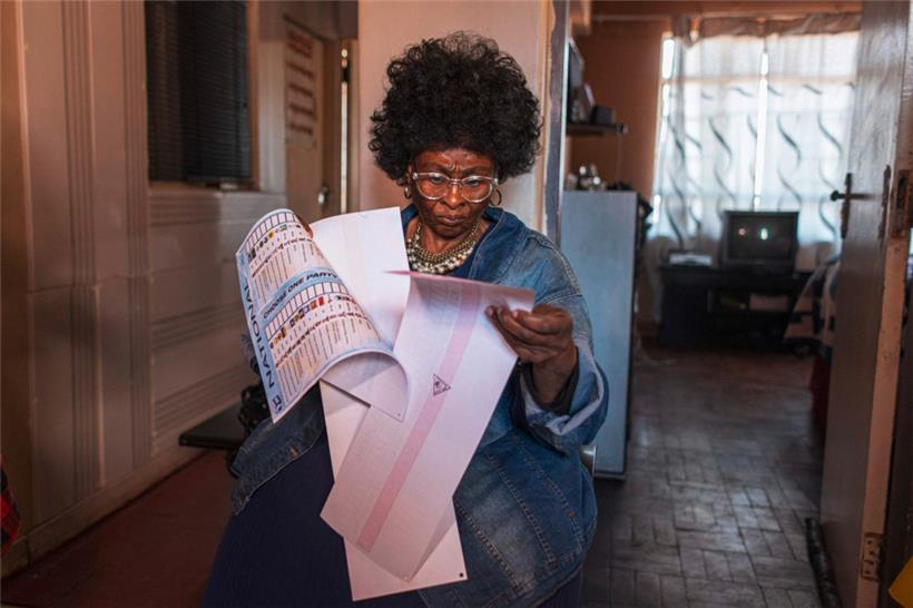 Thelma Thembeka Dingaan prüft ihre Wahlzettel in ihrem Haus in Yeoville, Johannesburg
