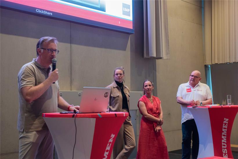 Thierry Wagner, Zenia Charlé, Catia Pereira und Guy Altmeisch bei der Wahlversammlung der Sozialisten in der Niederkorner Hall O
