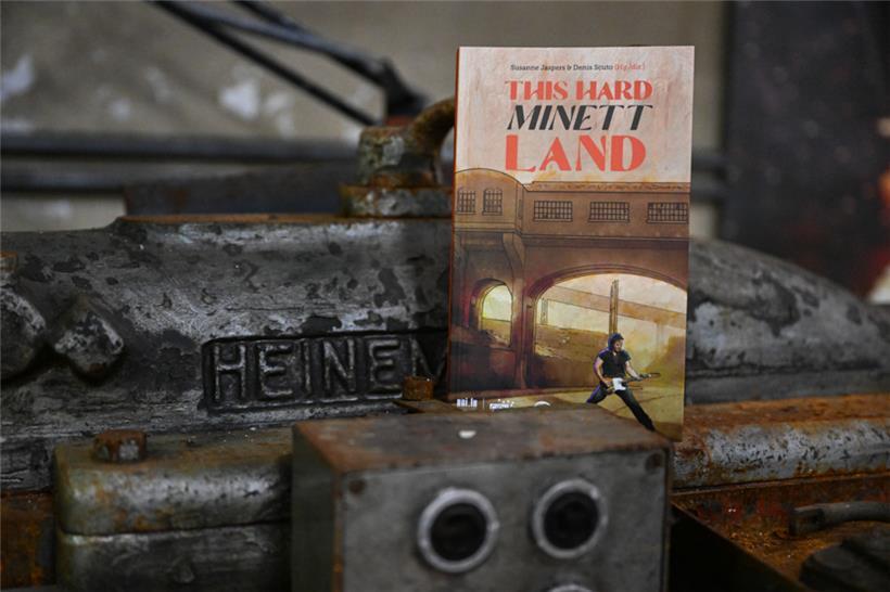 „This Hard Minett Land“ ist erhältlich bei Capybarabooks für 25 Euro. Illustriert wurden die Texte vom Luxemburger Künstler Dan Altmann.
