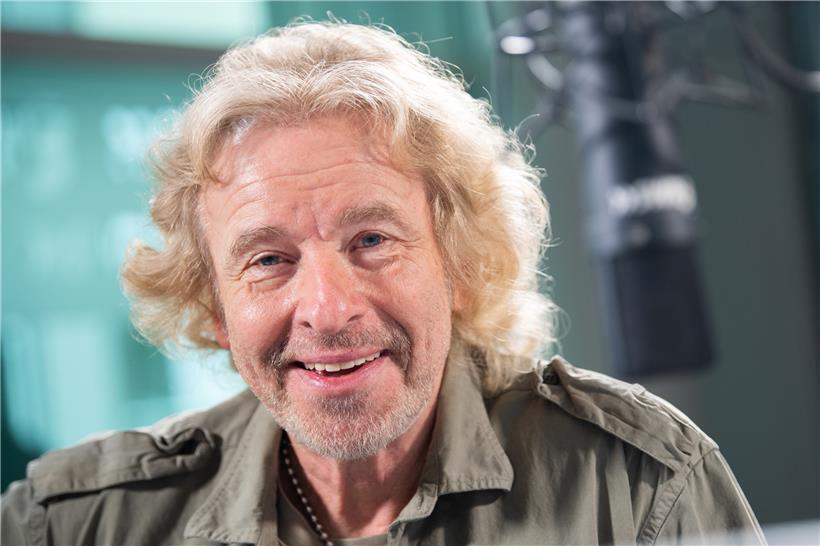 Thomas Gottschalk lächelt im SWR 3 Studio vor Beginn seiner Radioshow "SWR 3 Gottschalk und Zöller". 

