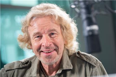 Thomas Gottschalk lächelt im SWR 3 Studio vor Beginn seiner Radioshow "SWR 3 Gottschalk und Zöller". 
