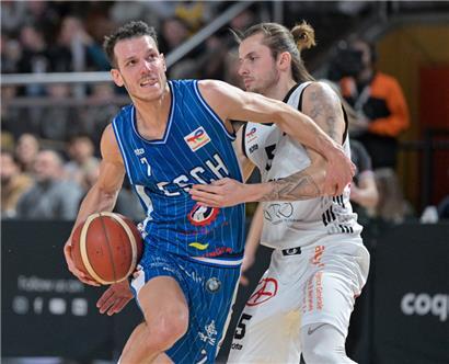 Thomas Grün (in Blau) und Esch haben weiter die Chance auf die Titelverteidigung
