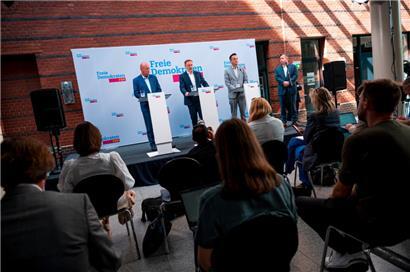 Thomas Kemmerich (FDP,l-r), Spitzenkandidat der Landtagswahl Thüringen, Christian Lindner (FDP), Finanzminister und Bundesvorsitzender, und Robert Malorny (FDP), Spitzenkandidat der Landtagswahl in Sachsen, nehmen an einer Pressekonferenz nach der Landtagswahlen in Sachsen und Thüringen teil
