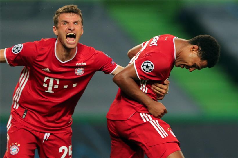 Thomas Müller freut sich mit Doppeltorschütze Serge Gnabry (r.)
