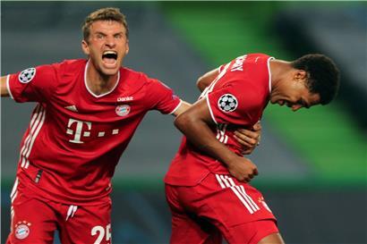 Thomas Müller freut sich mit Doppeltorschütze Serge Gnabry (r.)
