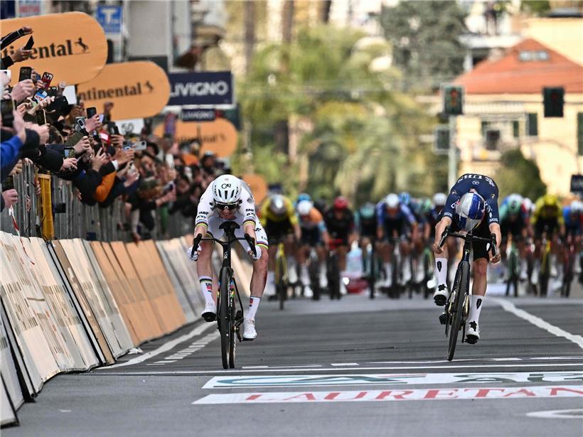 Thomas Pidcock im Zielsprint knapp geschlagen von Tadej Pogacar bei intensivem Radrennen-Finish