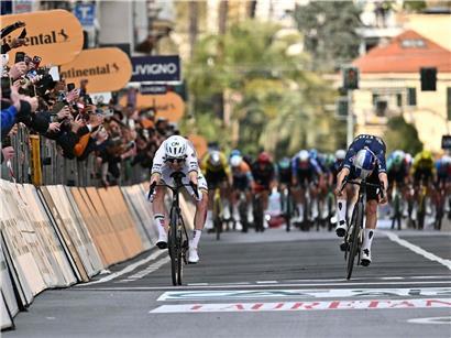 Thomas Pidcock im Zielsprint knapp geschlagen von Tadej Pogacar bei intensivem Radrennen-Finish