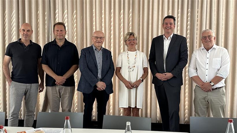 Architekturwettbewerb soll Mosel-Region noch attraktiver machen Photo Copyright OAI
Thomas Wallrich, Jean-Claude Welter, Pierre Hurt, Martine Hansen, Lex Delles, Gilles Estgen (v.l.)