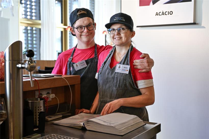 Thomas und Rachel sind zwei der insgesamt fünfzehn Mitarbeiter mit unterschiedlichen Einschränkungen
