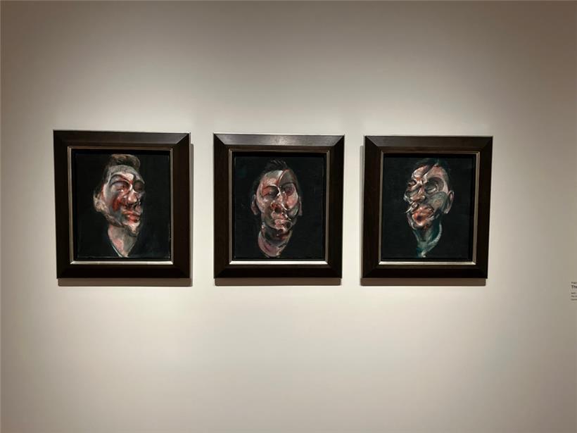 „Three Studies for Portrait of George Dyer“, triptyque de petit format (35,5 cm x 30,5 cm) exécuté par Francis Bacon, est actuellement visible  au „Nationalmusée um Fëschmaart“
