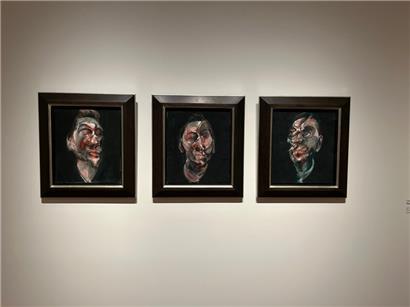 „Three Studies for Portrait of George Dyer“, triptyque de petit format (35,5 cm x 30,5 cm) exécuté par Francis Bacon, est actuellement visible  au „Nationalmusée um Fëschmaart“
