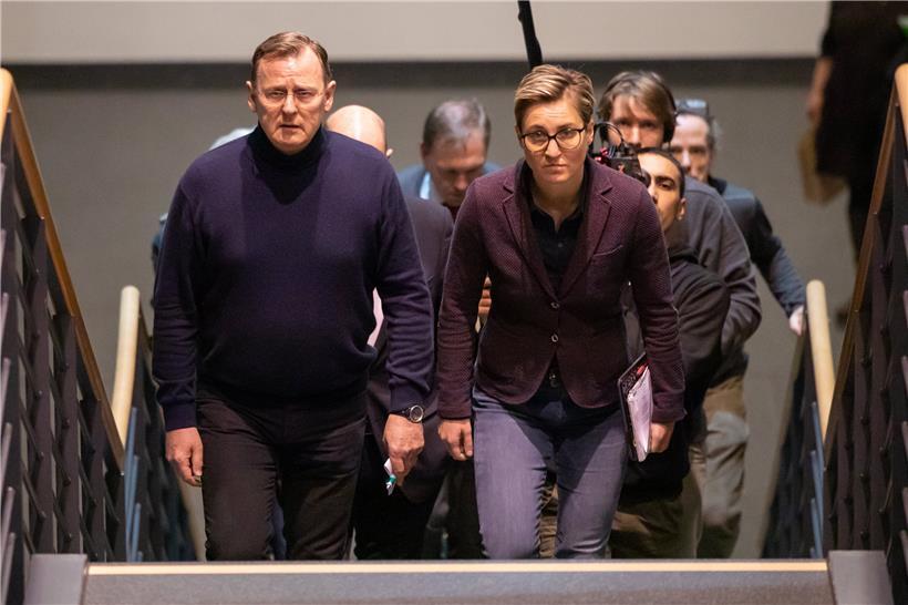 Thüringen, Erfurt: Bodo Ramelow (l, Linke), Ex-Ministerpräsident, und Susanne Hennig-Wellsow, Linke-Fraktionschefin, kommen zum Treffen zwischen Rot-Rot-Grün und der CDU in den Landtag. Sie wollen in dem Gespräch einen Ausweg aus der Regierungskrise finden. 
