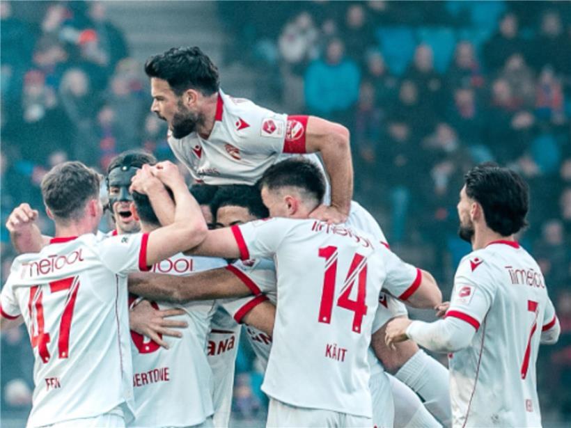 FC Thun Spieler jubeln nach Tor, beste Offensive und Defensive der Saison im Schweizer Fußball