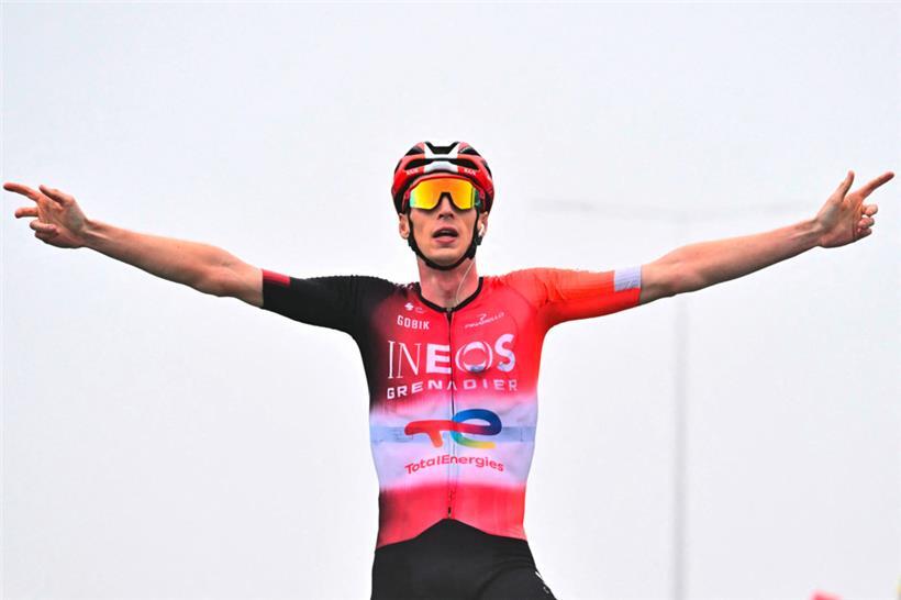 Thymen Arensman jubelte am Samstag im Hochgebirge von Luchon-Superbagnères
