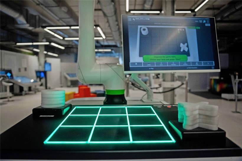 Tic-Tac-Toe-Duell mit dem Roboter-Arm: Der spielerische Umgang mit der Technik s...