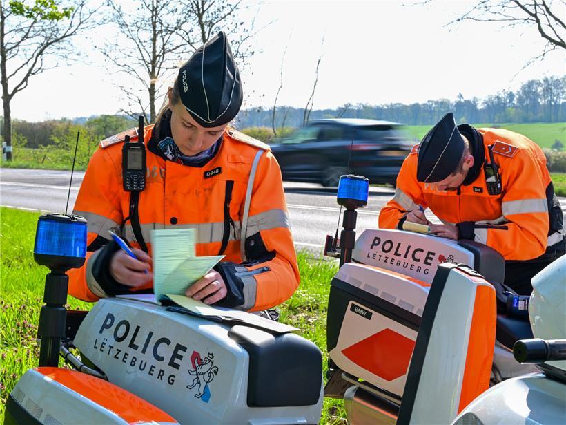 Tickets schreiben: Zwei Polizisten beim „Speedmarathon“ im April