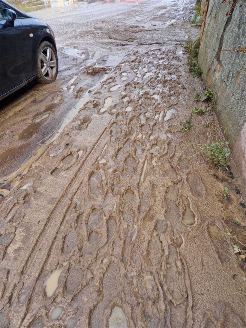 Tiefe Fußabdrücke im Schlamm