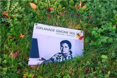 „Tiefgreifende Folgen“: Ein zerbrochenes Schild der Politikerin und Holocaust-Überlebenden Simone Veil in einem Dorf im französischen Finistère
