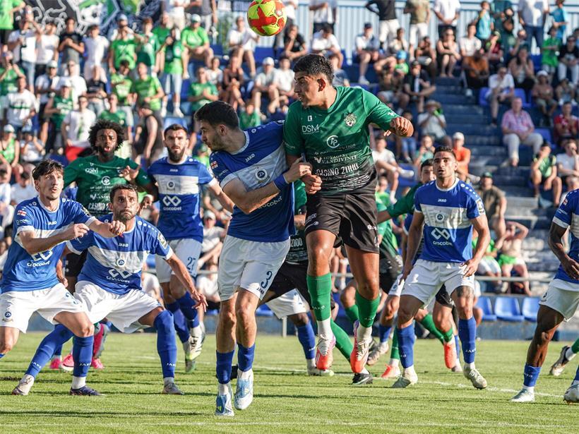 Tiflis Fußballteam in blauen Trikots erzielt Tore durch Standardsituationen und gewinnt gegen Mondorf in einem spannenden Spiel