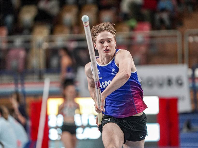 Till Joly beim erfolgreichen Stabhochsprung und 60 m Hürdenlauf mit Siegerpose bei Leichtathletik-Wettkampf