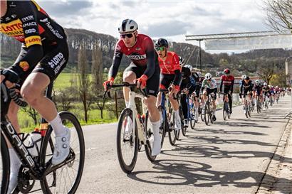 Tim Diederich vom Team Snooze sprintet auf ansteigender Zielgeraden mit starker Lauftechnik