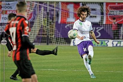 Tim Hall soll das Spiel aus der Abwehr heraus lenken
