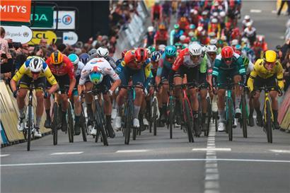 Tim Merlier (links) siegte am Montag im Gelben Trikot
