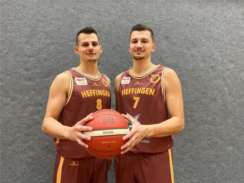Tim Schomer (Nr. 8) und Tom Schomer (Nr. 7) gehen seit dieser Saison zusammen in Heffingen auf Korbjagd
