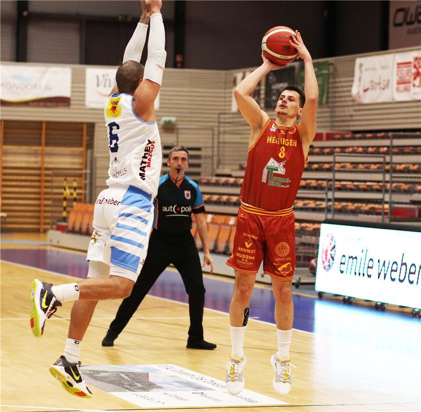 Tim Schomer (in Rot) und Heffingen sehnen sich nach einem „Big Point“ im Kampf um das Erreichen des Titel-Play-offs
