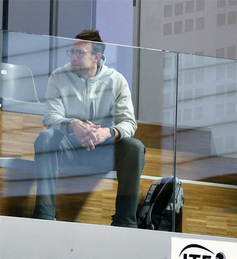 Tim Sommer verfolgt das Spiel von Marie Weckerle in Petingen
