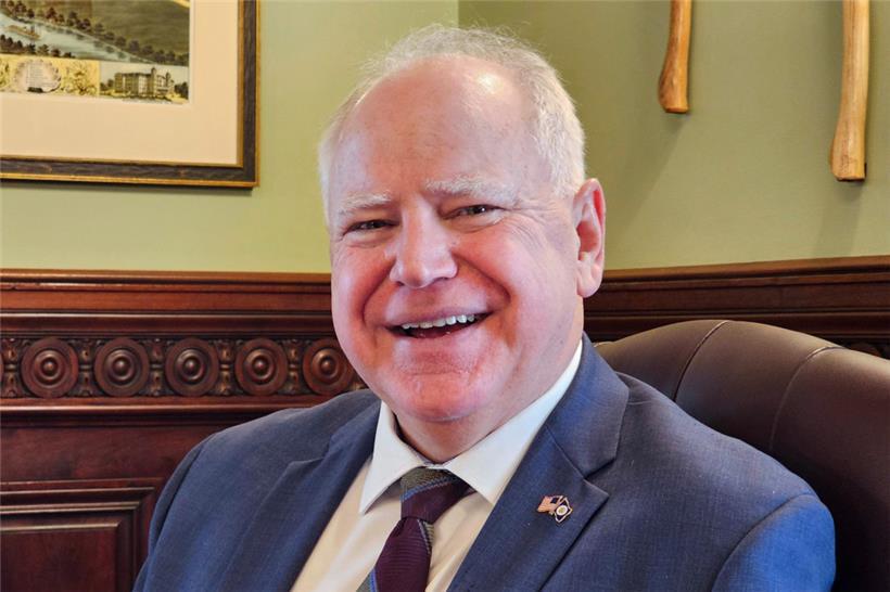 Tim Walz, Gouverneur von Minnesota, lacht bei einem Interview in seinem Büro im State Capitol
