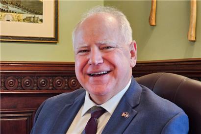 Tim Walz, Gouverneur von Minnesota, lacht bei einem Interview in seinem Büro im State Capitol
