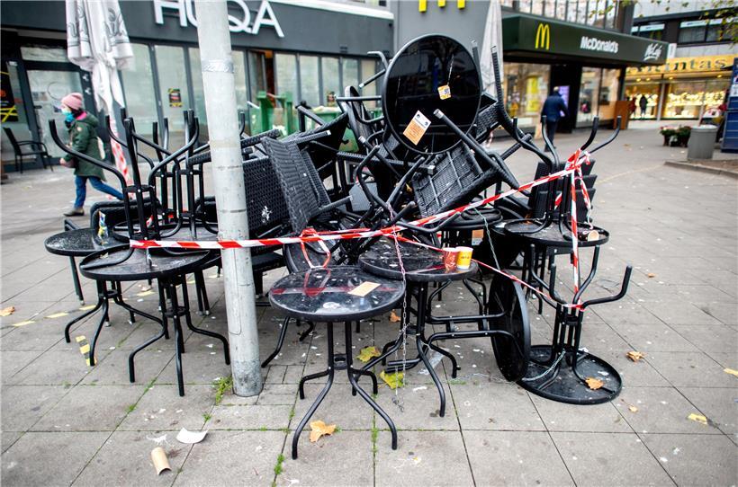 Tische und Stühle stehen vor einem geschlossenen Restaurant in der Innenstadt von Hannover. Bund und Länder haben einen Teil-Lockdown beschlossen. Restaurants, Bars und Kneipen müssen geschlossen bleiben.
