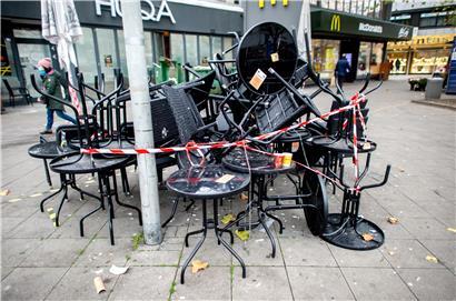 Tische und Stühle stehen vor einem geschlossenen Restaurant in der Innenstadt von Hannover. Bund und Länder haben einen Teil-Lockdown beschlossen. Restaurants, Bars und Kneipen müssen geschlossen bleiben.
