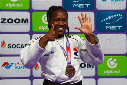 Titel Nummer sechs in der Tasche: Clarisse Agbegnenou holte sich knapp elf Monate nach der Geburt ihrer Tochter in Doha ihr sechstes WM-Gold 
