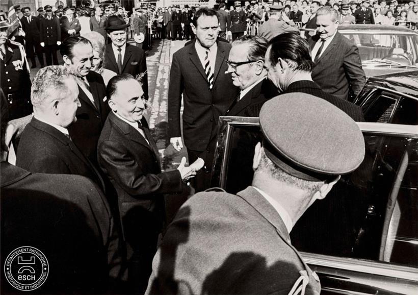 Tito wird vom Bürgermeister Arthur Useldinger in Esch/Alzette begrüßt. Im Hintergrund die jubelnde Menge. Titos Besuch 1970 war durch hohe Sicherheitsauflagen gekennzeichnet, nicht zuletzt wegen einer anonymen Bombendrohung.
