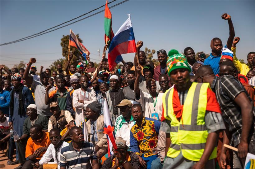 To Russia with Love? Demonstranten mit russischer Flagge in Burkina Faso im Janu...