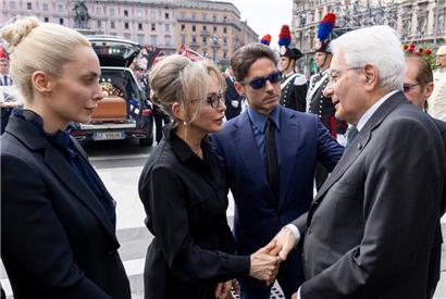 Tochter Marina Berlusconi nimmt die Beileidsbekundung des italienischen Präsidenten Sergio Mattarella (r.) entgegen, neben Berlusconis Sohn Pier Silvio und Marta Fascina, der Lebensgefährtin des „Cavaliere“
