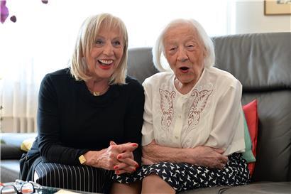Tochter Olga und ihre Mutter Maria Grober-Paciotti. Sie beiden lachen viel und gerne zusammen. 
