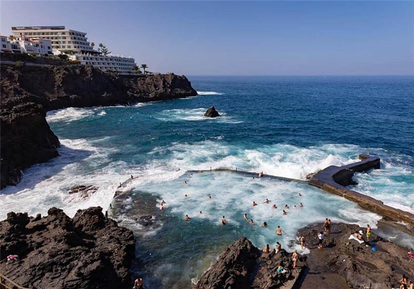 Tödliche Falle: Der beliebte Naturpool am Fuß von Teneriffas berühmten Klippen Los Gigantes wurde von Riesenwellen überrollt
