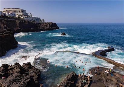 Tödliche Falle: Der beliebte Naturpool am Fuß von Teneriffas berühmten Klippen Los Gigantes wurde von Riesenwellen überrollt
