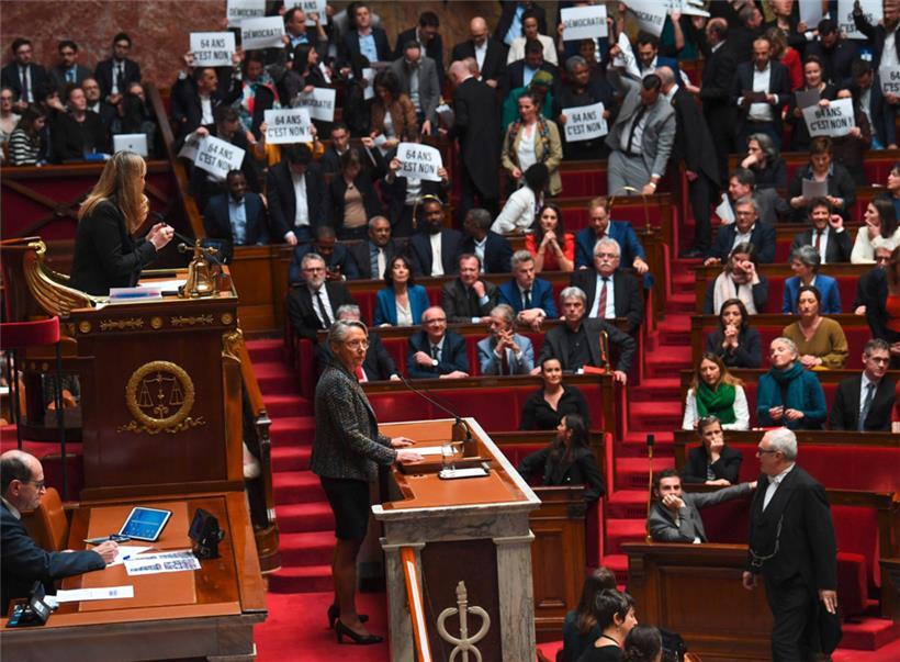 Tollé politique après le recours au 49.3. Les uns ont chanté „La Marseillaise“, les autres ont appelé à la démission à l’Assemblée nationale
