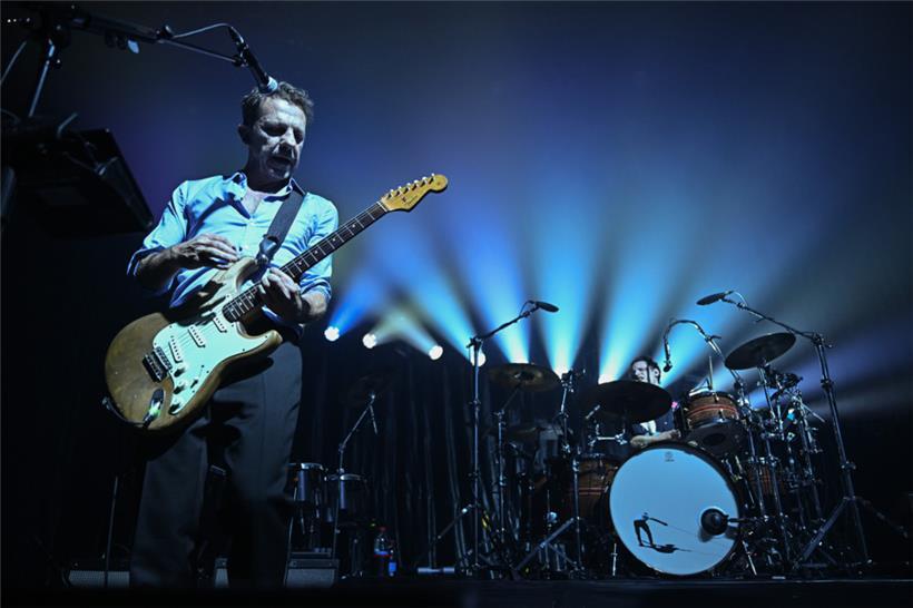 Tom Barman, chanteur de dEUS, séduit par sa voix caverneuse
