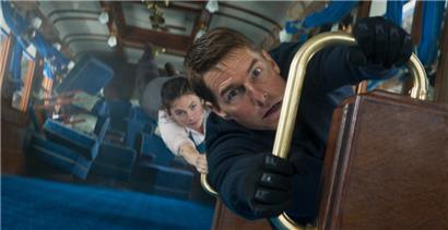 Tom Cruise als Ethan Hunt und Hayley Atwell als Grace in einer Szene des Films „Mission: Impossible 7 – Dead Reckoning Teil Eins“
