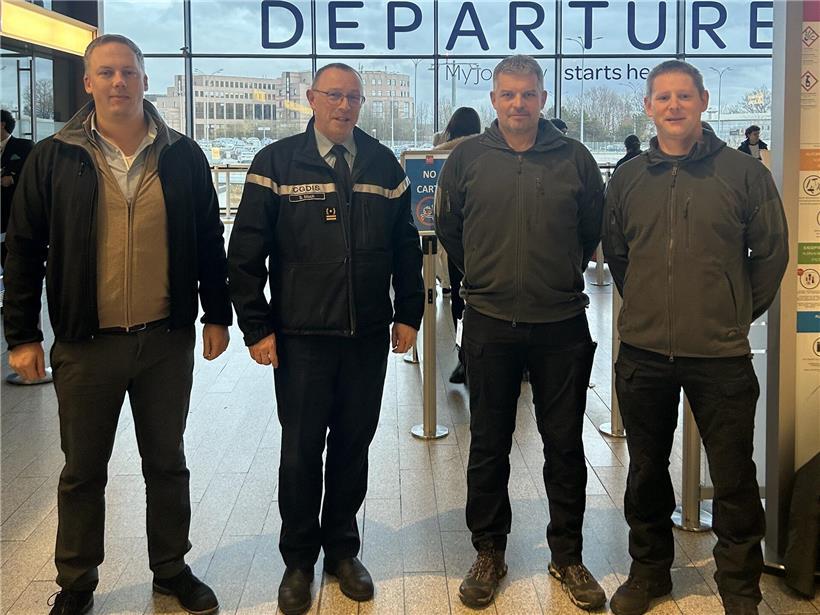 Porträt von Tom De Waha, Steve Mack, Philippe Hein und Tom Zeihen in Geschäftskleidung, Teamfoto professioneller Experten