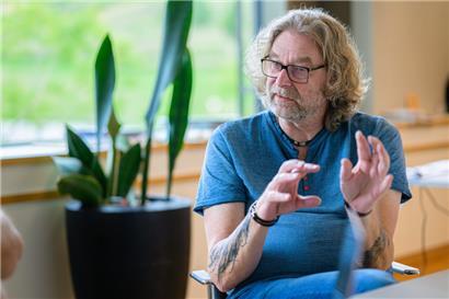 Tom Delles: „Die Menschen wollen eine ideale, nostalgische Heidi-Landwirtschaft. Dann stört sie aber der Traktorverkehr, der krähende Hahn und der Geruch der Ställe.“
