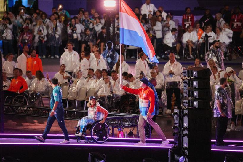 Tom Habscheid und Katrin Kohl mit der luxemburgischen Flagge bei der Feier im St...